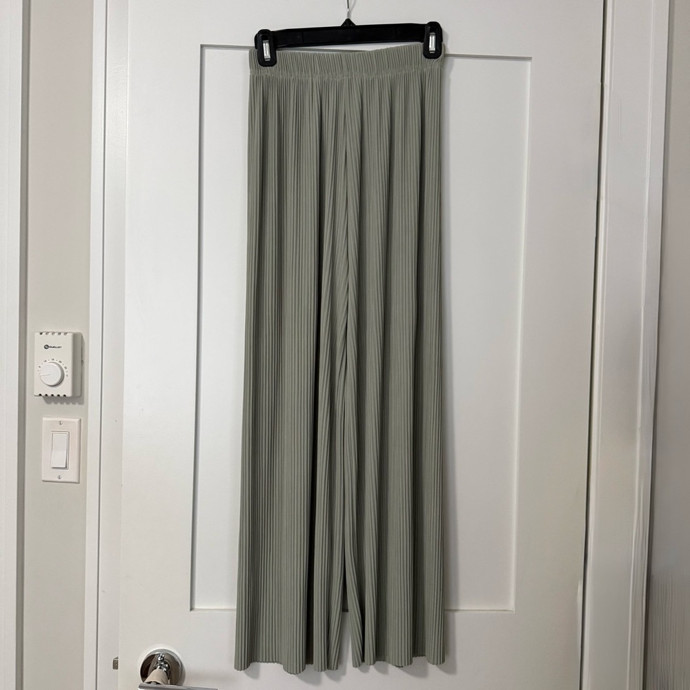 OAK + FORT Pleated Trousers in Soft Green